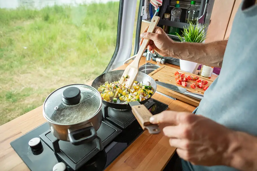 auch beim Kochen im Camper kann man mit den richtigen Tipps Wasser sparen