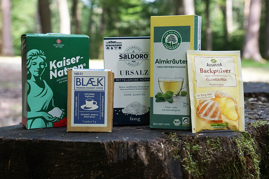 diverse Helferlein aus dem eigenen Haushalt wie Natron, Kaffee, Salz, Tee oder Backpulver