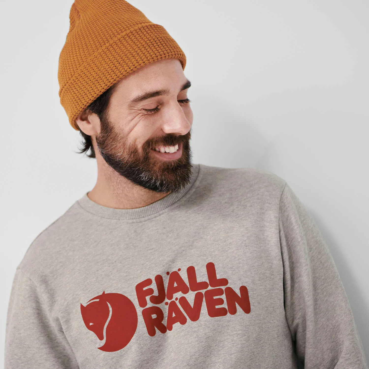 Fjallraven_Logo_Sweater_M_84142-020-999_G_MODEL_FJR.jpg