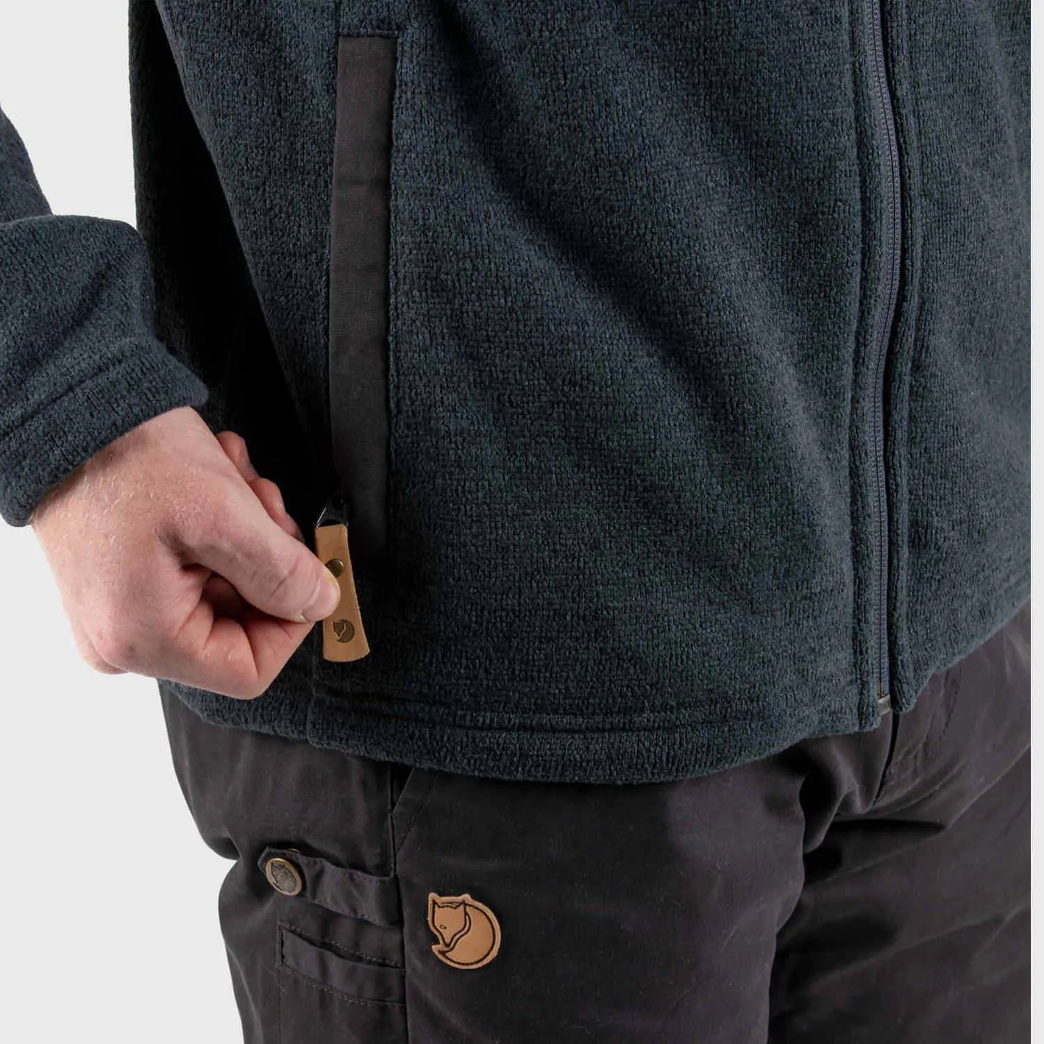 Buck_Fleece_M_81328-555_F_DETAIL_FJR.jpg